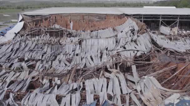 このストック画像は 戦争中にウクライナのブチャで破壊された倉庫の空中ビューを示しています グレー 色なし フラット — ストック動画