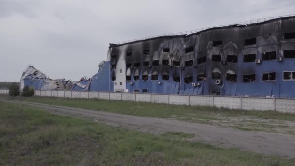 Stok Görüntüsü Savaş Sırasında Bucha Ukrayna Yok Olan Bir Depoyu — Stok video