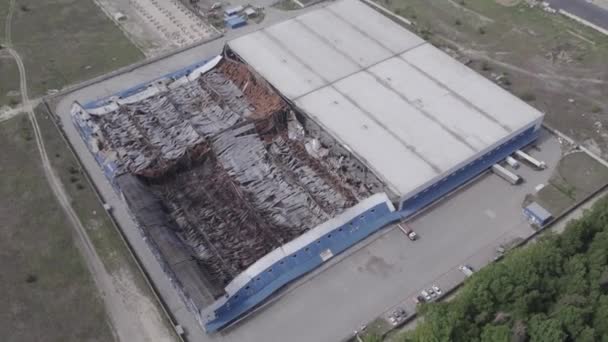 这张库存图片显示了战争期间乌克兰布查一座被毁仓库的空中景象 灰蒙蒙的 没有色彩的 平坦的 — 图库视频影像