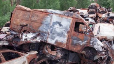 Bu video Irpin, Bucha 'da bir çöp yığını ve yanmış arabaları gösteriyor.