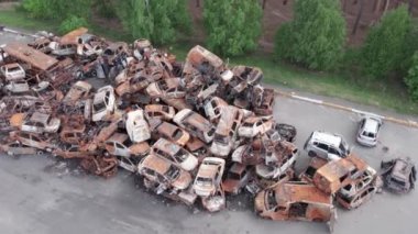 Bu video Irpin, Bucha 'da bir çöp yığını ve yanmış arabaları gösteriyor.