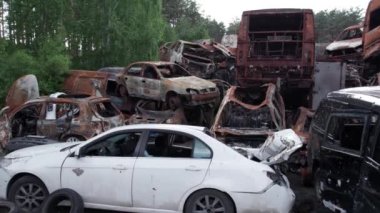 Bu video Irpin, Bucha 'da bir çöp yığını ve yanmış arabaları gösteriyor.