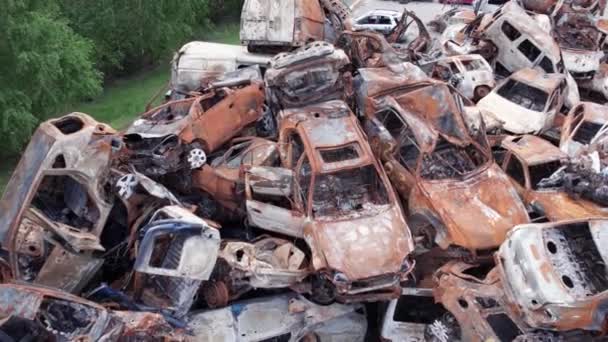 这段录像显示了在Bucha区Irpin的一辆被枪杀和烧毁的汽车的垃圾堆 — 图库视频影像