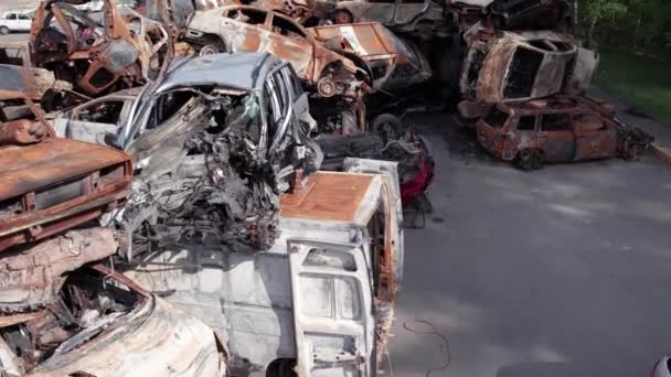 このストックビデオは ブチャ地区のIrpinで撮影された車のダンプを示しています — ストック動画