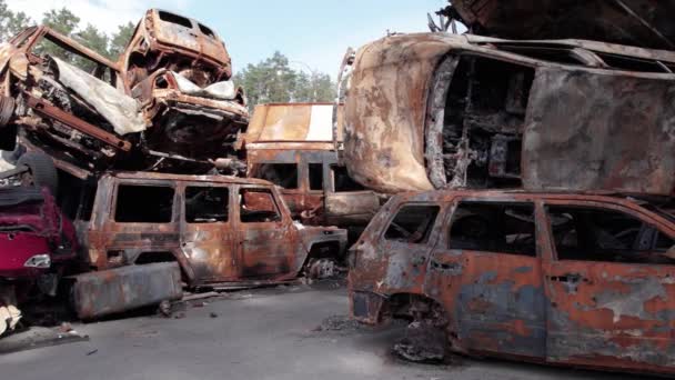 Видео Склада Показывает Свалку Выстрелов Сожженных Автомобилей Ирпине Район Буча — стоковое видео