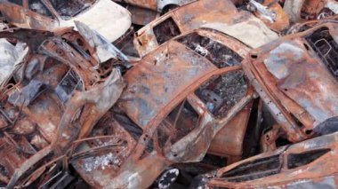 Bu video Irpin, Bucha 'da bir çöp yığını ve yanmış arabaları gösteriyor.