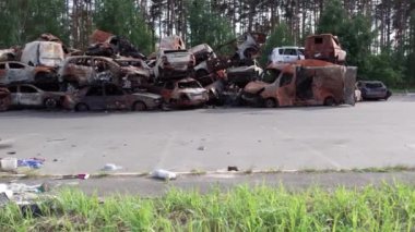 Bu video Irpin, Bucha 'da bir çöp yığını ve yanmış arabaları gösteriyor.