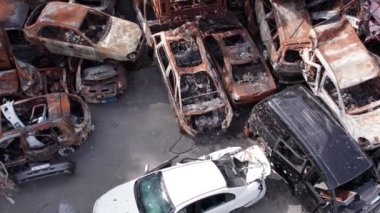 Bu video Irpin, Bucha 'da bir çöp yığını ve yanmış arabaları gösteriyor.