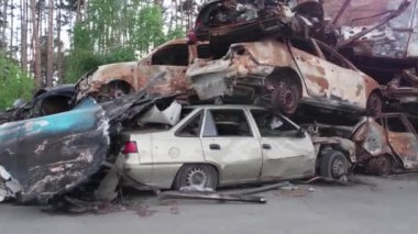 Bu video Irpin, Bucha 'da bir çöp yığını ve yanmış arabaları gösteriyor.