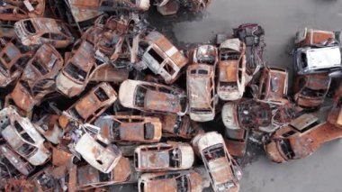 Bu video Irpin, Bucha 'da bir çöp yığını ve yanmış arabaları gösteriyor.