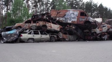 Bu video Irpin, Bucha 'da bir çöp yığını ve yanmış arabaları gösteriyor.