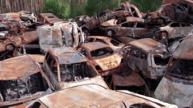 Bu video Irpin, Bucha 'da bir çöp yığını ve yanmış arabaları gösteriyor.