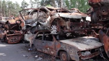 Bu video Irpin, Bucha 'da bir çöp yığını ve yanmış arabaları gösteriyor.