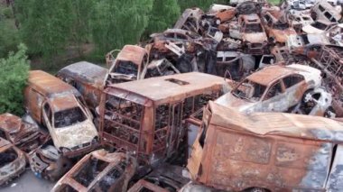 Bu video Irpin, Bucha 'da bir çöp yığını ve yanmış arabaları gösteriyor.