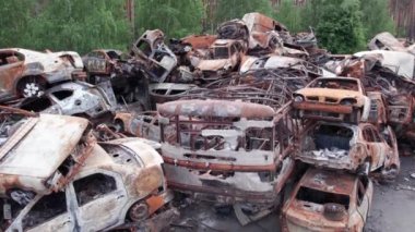 Bu video Irpin, Bucha 'da bir çöp yığını ve yanmış arabaları gösteriyor.