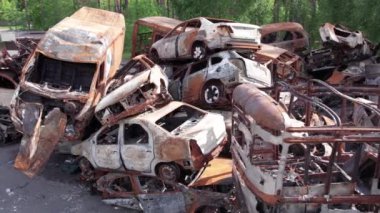 Bu video Irpin, Bucha 'da bir çöp yığını ve yanmış arabaları gösteriyor.