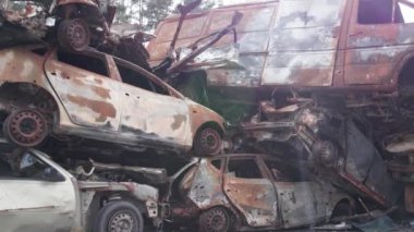 Bu video Irpin, Bucha 'da bir çöp yığını ve yanmış arabaları gösteriyor.