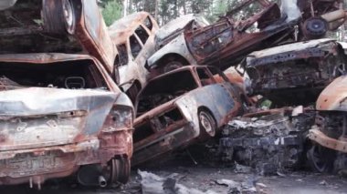 Bu video Irpin, Bucha 'da bir çöp yığını ve yanmış arabaları gösteriyor.