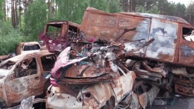 Bu video Irpin, Bucha 'da bir çöp yığını ve yanmış arabaları gösteriyor.