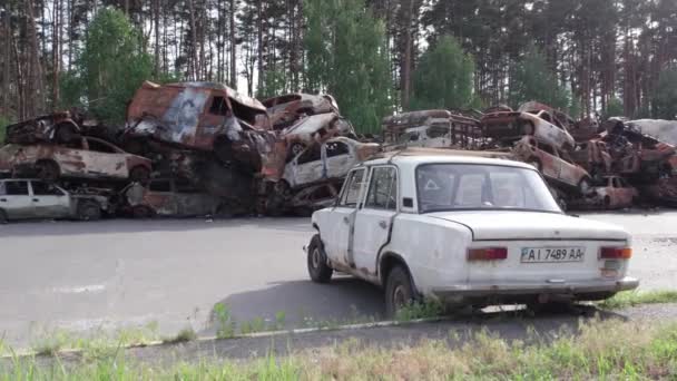 Cette Vidéo Montre Une Décharge Voitures Tirées Brûlées Irpin District — Video