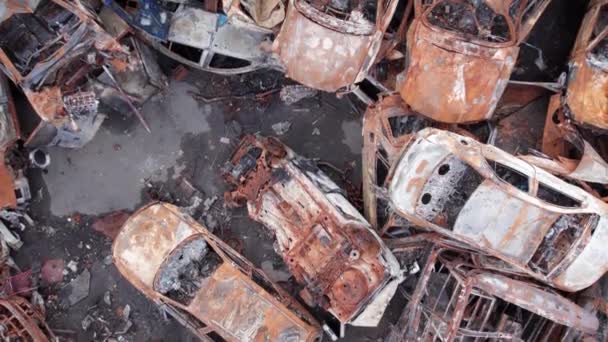 비디오는 지구어 핀에서 과불타는 차들의 쓰레기장을 있습니다 — 비디오