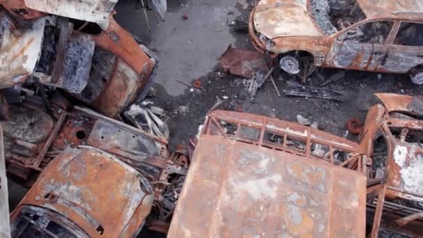 Video Irpin Bucha Bir Çöp Yığını Yanmış Arabaları Gösteriyor — Stok video