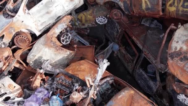 このストックビデオは ブチャ地区のIrpinで撮影された車のダンプを示しています — ストック動画