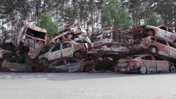 Video Irpin Bucha Bir Çöp Yığını Yanmış Arabaları Gösteriyor — Stok video
