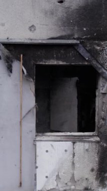 Bu borsa dikey videosu Ukrayna 'daki savaş sonrasını gösteriyor. Borodyanka' da yıkılan bir yerleşim yeri.