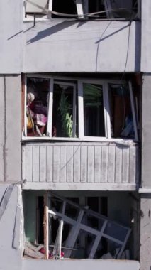 Bu borsa dikey videosu Ukrayna 'daki savaş sonrasını gösteriyor. Borodyanka' da yıkılan bir yerleşim yeri.