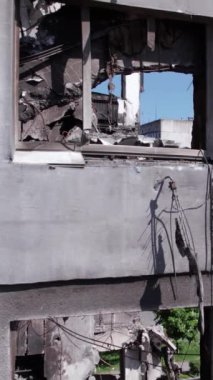 Bu borsa dikey videosu Ukrayna 'daki savaş sonrasını gösteriyor. Borodyanka' da yıkılan bir yerleşim yeri.