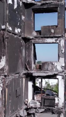 Bu borsa dikey videosu Ukrayna 'daki savaş sonrasını gösteriyor. Borodyanka' da yıkılan bir yerleşim yeri.