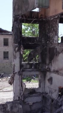 Bu borsa dikey videosu Ukrayna 'daki savaş sonrasını gösteriyor. Borodyanka' da yıkılan bir yerleşim yeri.