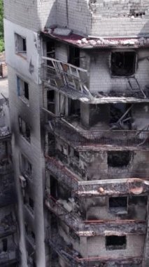 Bu borsa dikey videosu Ukrayna 'daki savaş sonrasını gösteriyor. Borodyanka' da yıkılan bir yerleşim yeri.