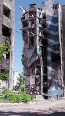 Bu borsa dikey videosu Ukrayna 'daki savaş sonrasını gösteriyor. Borodyanka' da yıkılan bir yerleşim yeri.