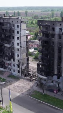 Bu borsa dikey videosu Ukrayna 'daki savaş sonrasını gösteriyor. Borodyanka' da yıkılan bir yerleşim yeri.