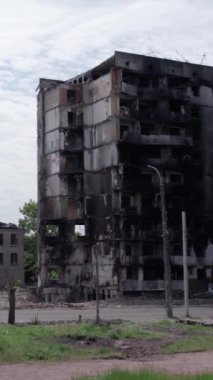 Bu borsa dikey videosu Ukrayna 'daki savaş sonrasını gösteriyor. Borodyanka' da yıkılan bir yerleşim yeri.