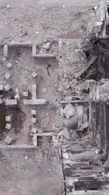 Bu borsa dikey videosu Ukrayna 'daki savaş sonrasını gösteriyor. Borodyanka' da yıkılan bir yerleşim yeri.