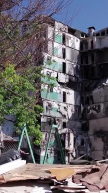 Bu borsa dikey videosu Ukrayna 'daki savaş sonrasını gösteriyor. Borodyanka' da yıkılan bir yerleşim yeri.