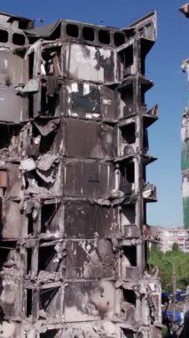 Bu borsa dikey videosu Ukrayna 'daki savaş sonrasını gösteriyor. Borodyanka' da yıkılan bir yerleşim yeri.
