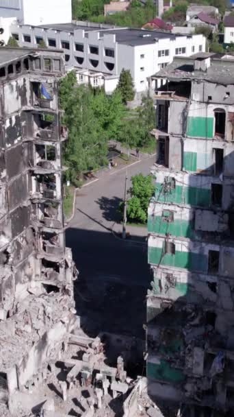 Este Video Vertical Muestra Las Secuelas Guerra Ucrania Edificio Residencial — Vídeo de stock