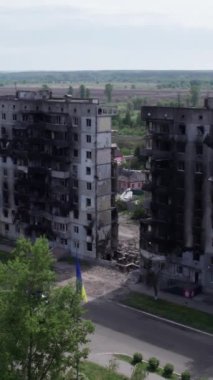 Bu borsa dikey videosu Ukrayna 'daki savaş sonrasını gösteriyor. Borodyanka' da yıkılan bir yerleşim yeri.