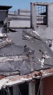 Bu borsa dikey videosu Ukrayna 'daki savaş sonrasını gösteriyor. Borodyanka' da yıkılan bir yerleşim yeri.