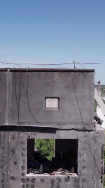 Bu borsa dikey videosu Ukrayna 'daki savaş sonrasını gösteriyor. Borodyanka' da yıkılan bir yerleşim yeri.