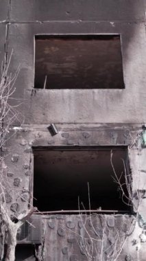 Bu borsa dikey videosu Ukrayna 'daki savaş sonrasını gösteriyor. Borodyanka' da yıkılan bir yerleşim yeri.