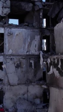 Bu borsa dikey videosu Ukrayna 'daki savaş sonrasını gösteriyor. Borodyanka' da yıkılan bir yerleşim yeri.