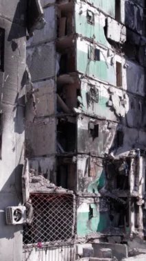 Bu borsa dikey videosu Ukrayna 'daki savaş sonrasını gösteriyor. Borodyanka' da yıkılan bir yerleşim yeri.