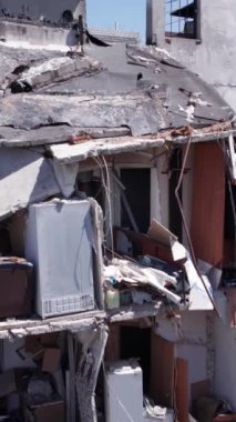 Bu borsa dikey videosu Ukrayna 'daki savaş sonrasını gösteriyor. Borodyanka' da yıkılan bir yerleşim yeri.