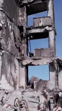 Bu borsa dikey videosu Ukrayna 'daki savaş sonrasını gösteriyor. Borodyanka' da yıkılan bir yerleşim yeri.