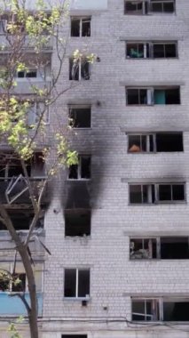 Bu borsa dikey videosu Ukrayna 'daki savaş sonrasını gösteriyor. Borodyanka' da yıkılan bir yerleşim yeri.